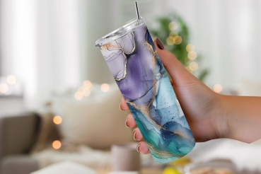 Preview: Thermobecher mit abstraktem Marmor-Design – Eleganz in Farbe (590ml) Preview: Thermobecher mit einem abstrakten Marmor-Design in Türkis-, Lila- und Goldtönen, gehalten in einer Hand vor einem gemütlich beleuchteten Innenraum mit unscharfen, warmen Lichtakzenten im Hintergrund.